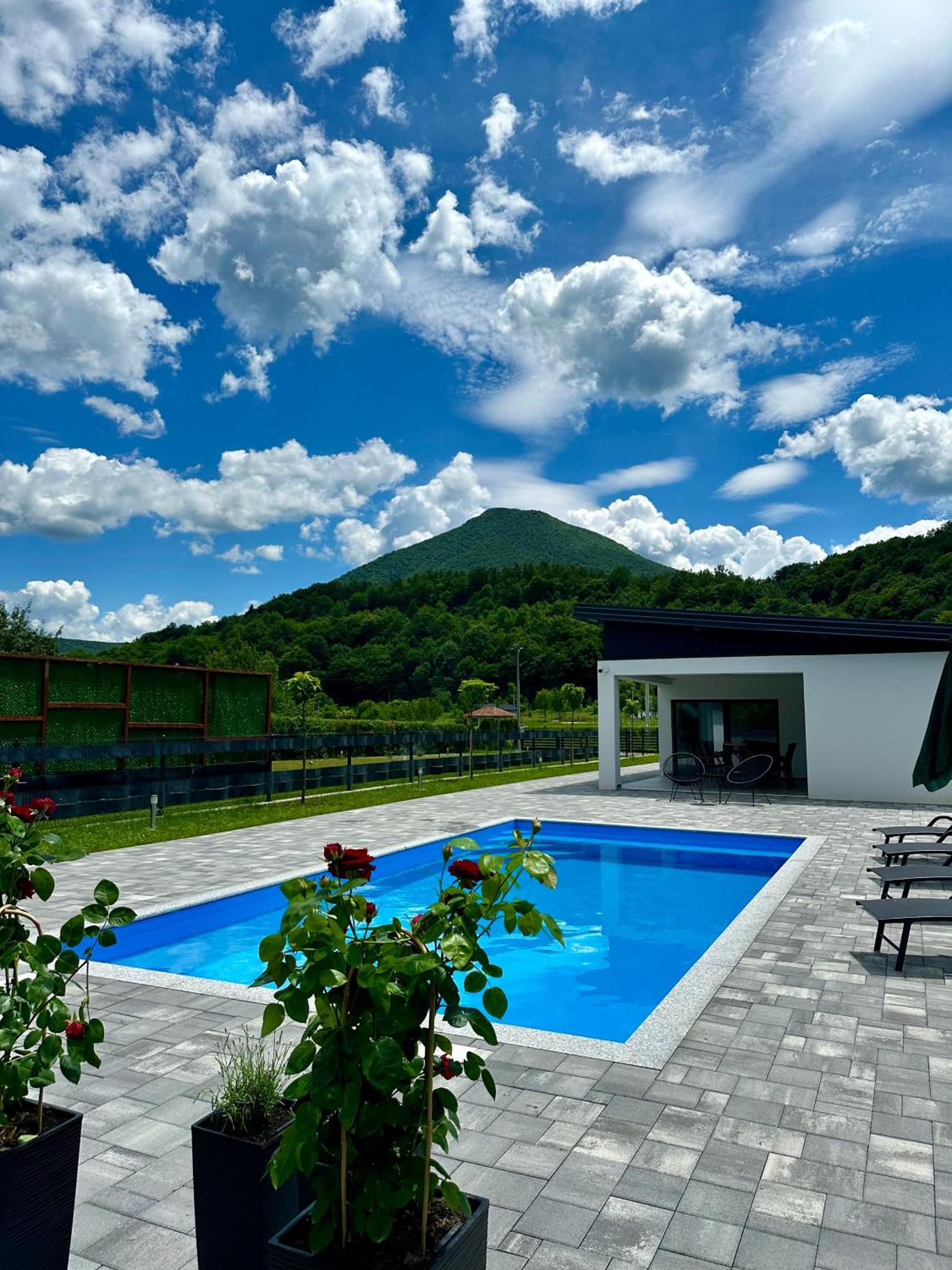Unavis Villa *